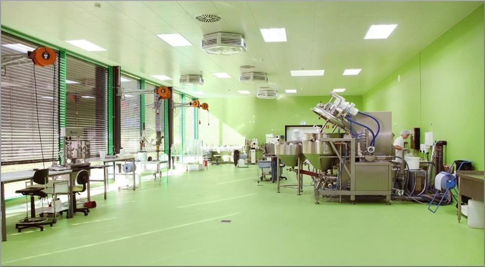 Blick in die Produktionshalle von artefactum